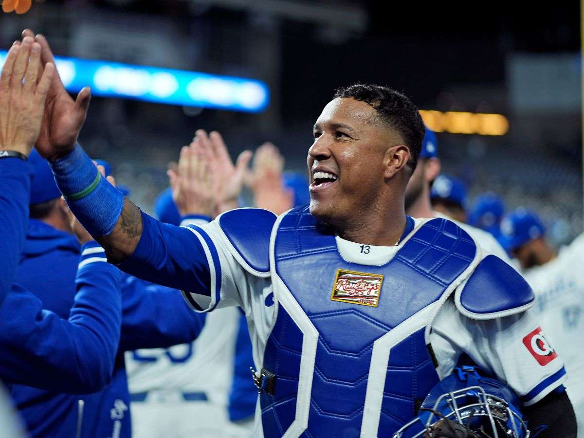 Salvador Pérez anunció que llegará a Caracas para jugar con los Leones